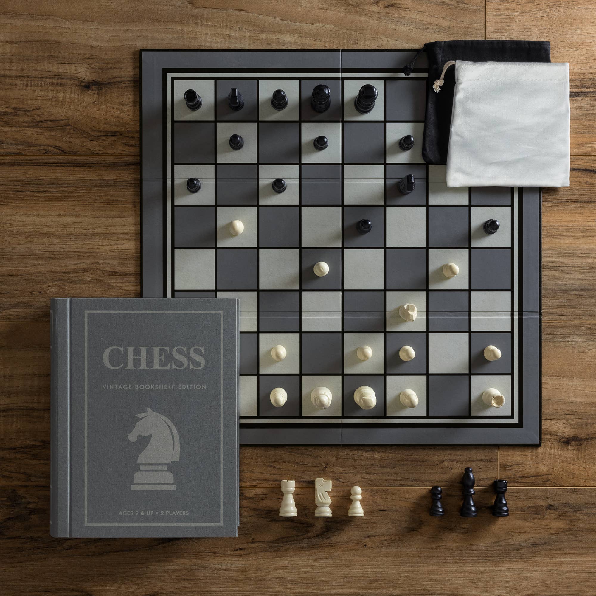 Stalo žaidimas. Chess Vintage Bookshelf Edition
