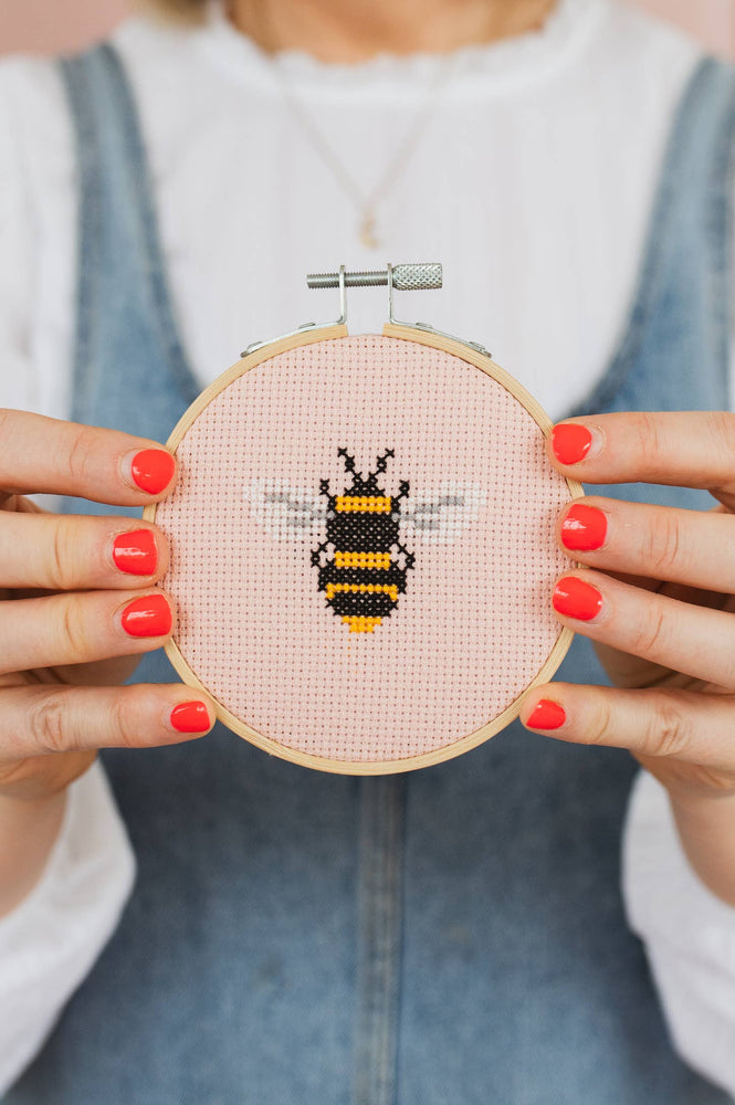 Siuvinėjimo rinkinys. Bumble Bee Cross Stitch Kit