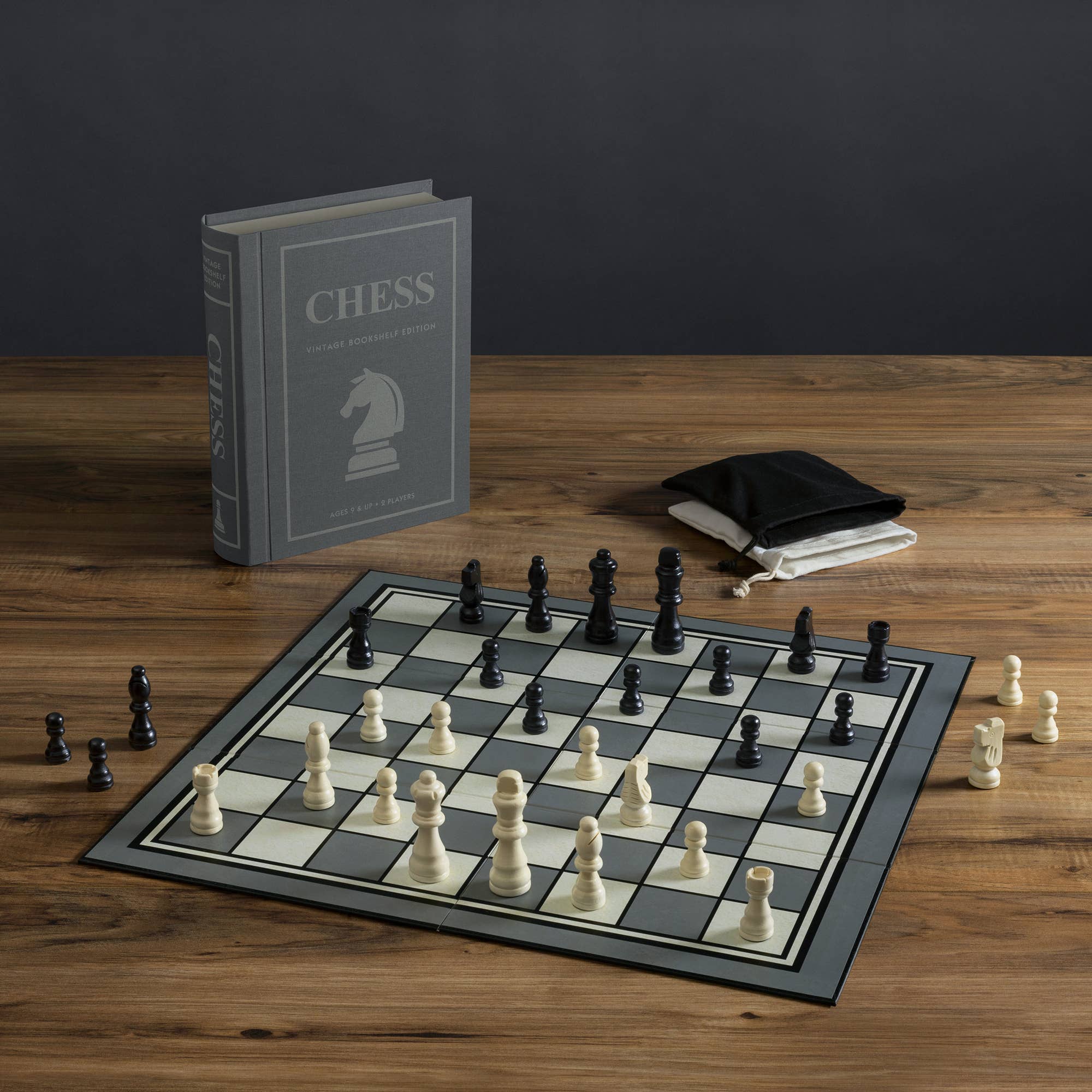 Stalo žaidimas. Chess Vintage Bookshelf Edition