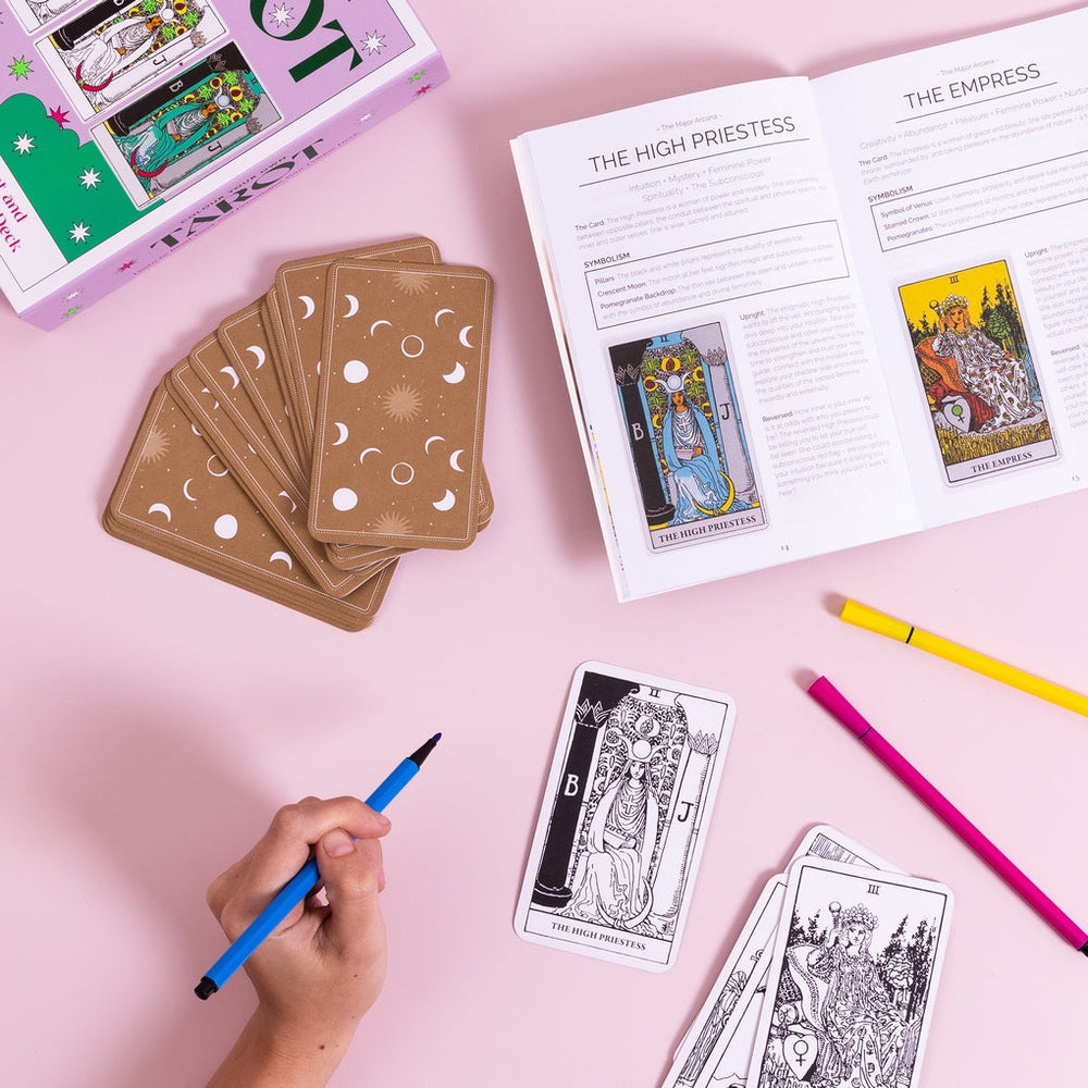 Kortelės. Colour Your Own Tarot