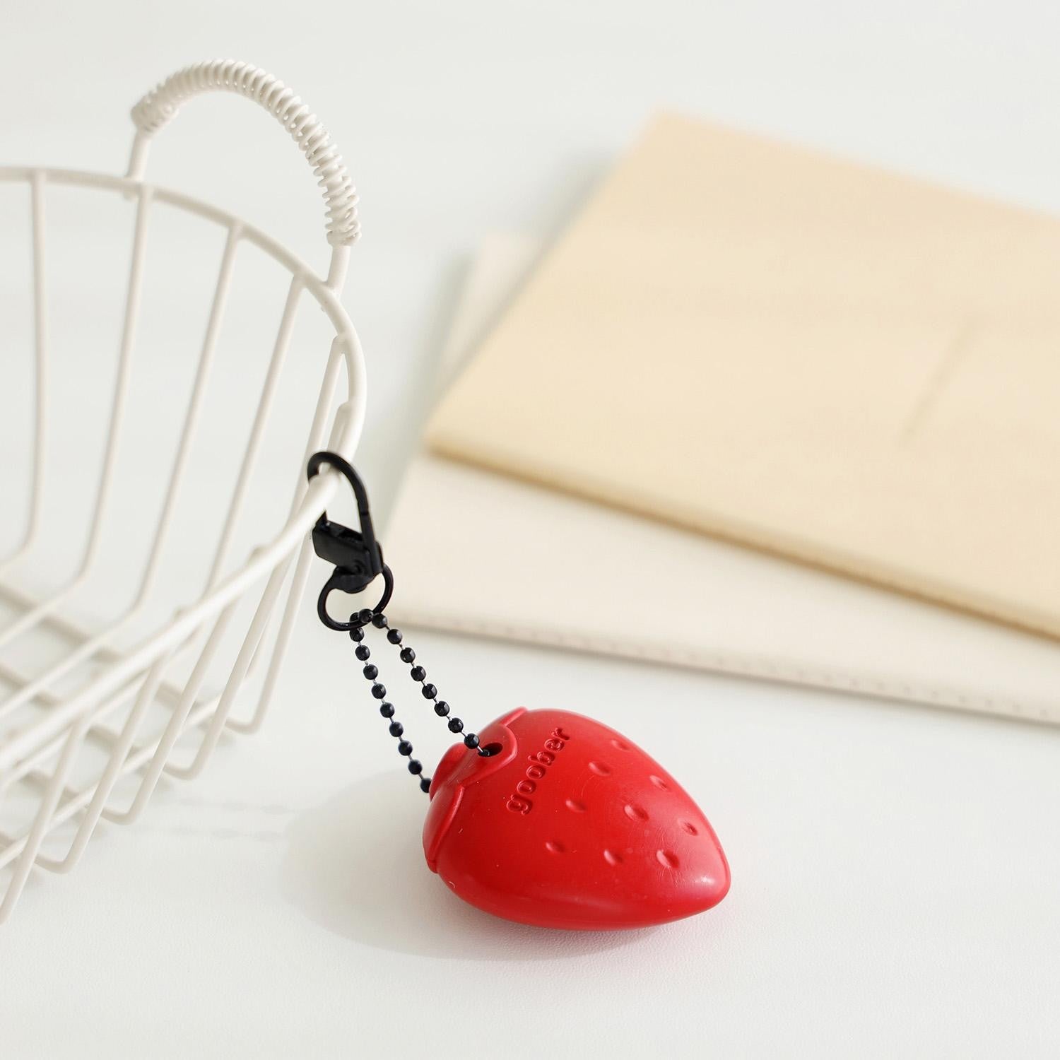 Raktų pakabukas. Strawberry Crayon Keyring