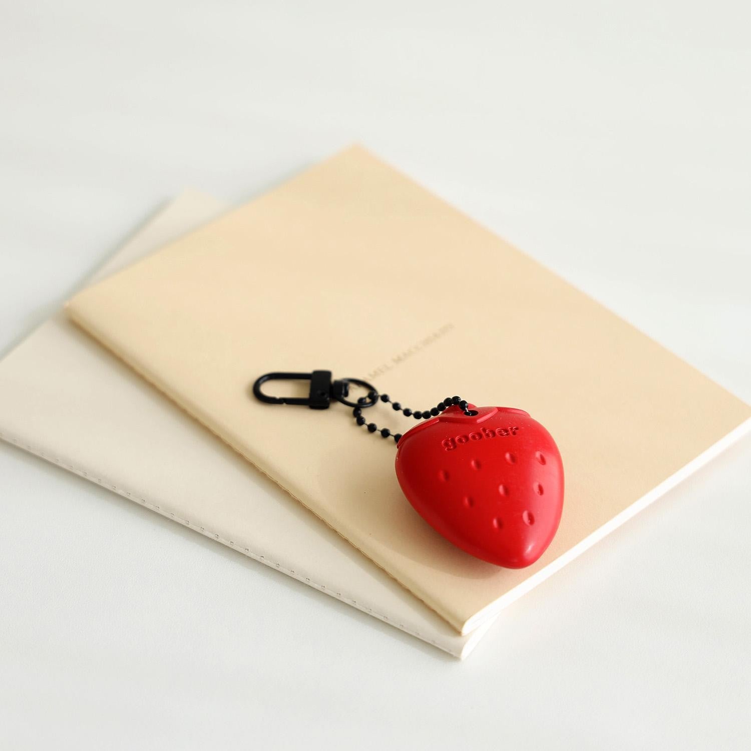 Raktų pakabukas. Strawberry Crayon Keyring