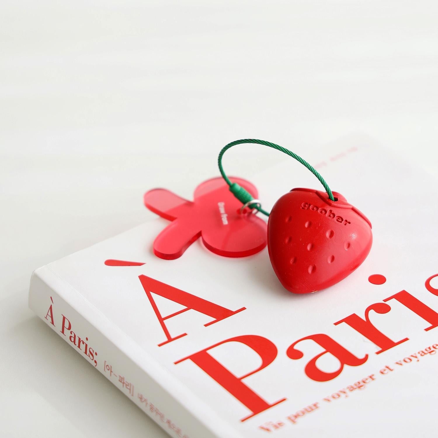 Raktų pakabukas. Strawberry Crayon Keyring