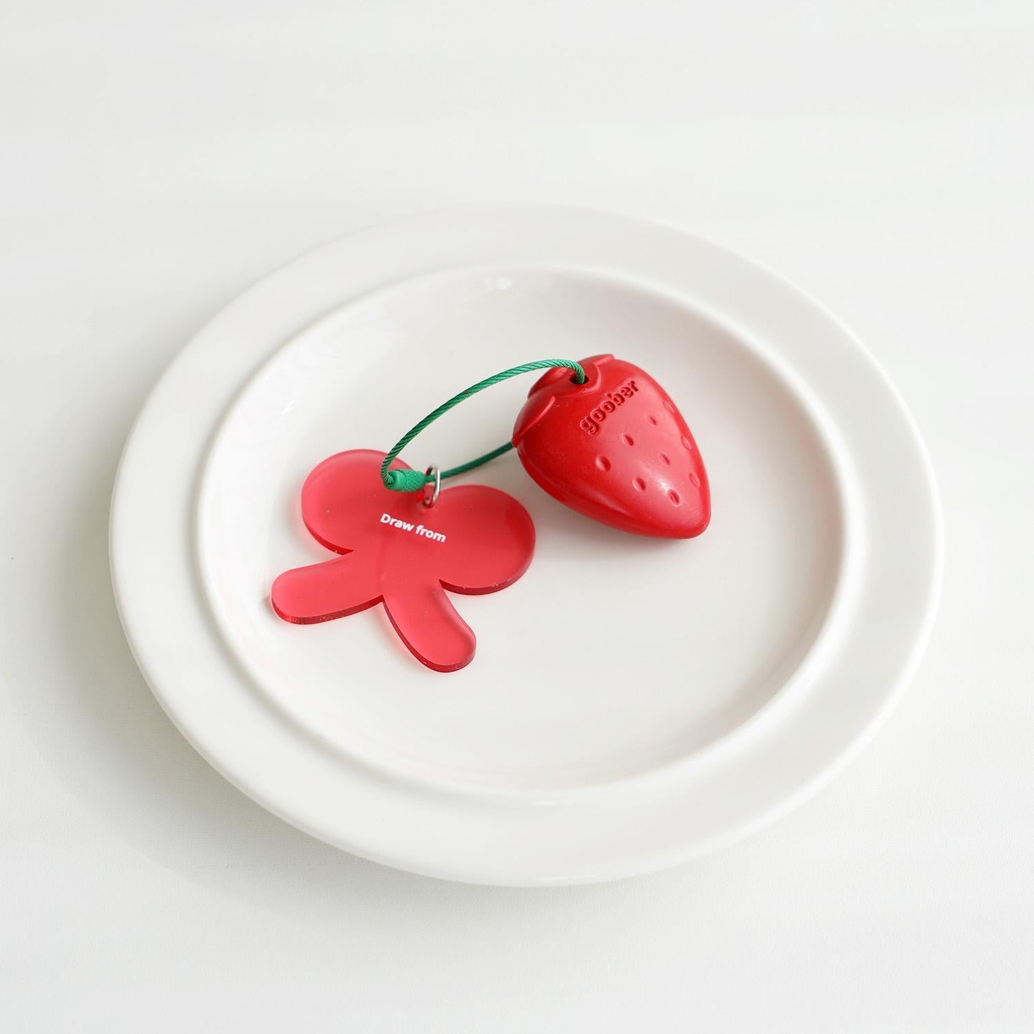 Raktų pakabukas. Strawberry Crayon Keyring