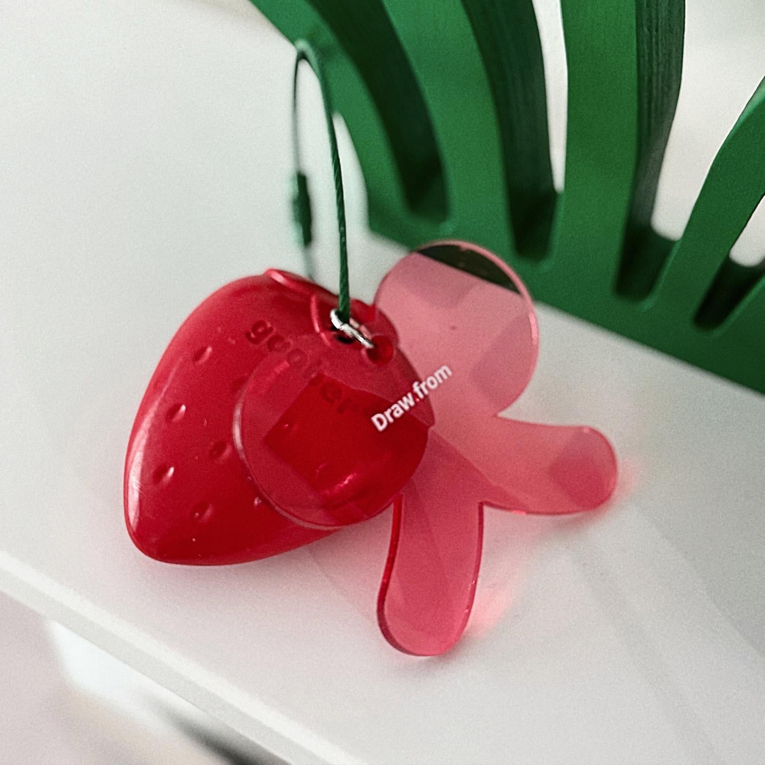 Raktų pakabukas. Strawberry Crayon Keyring