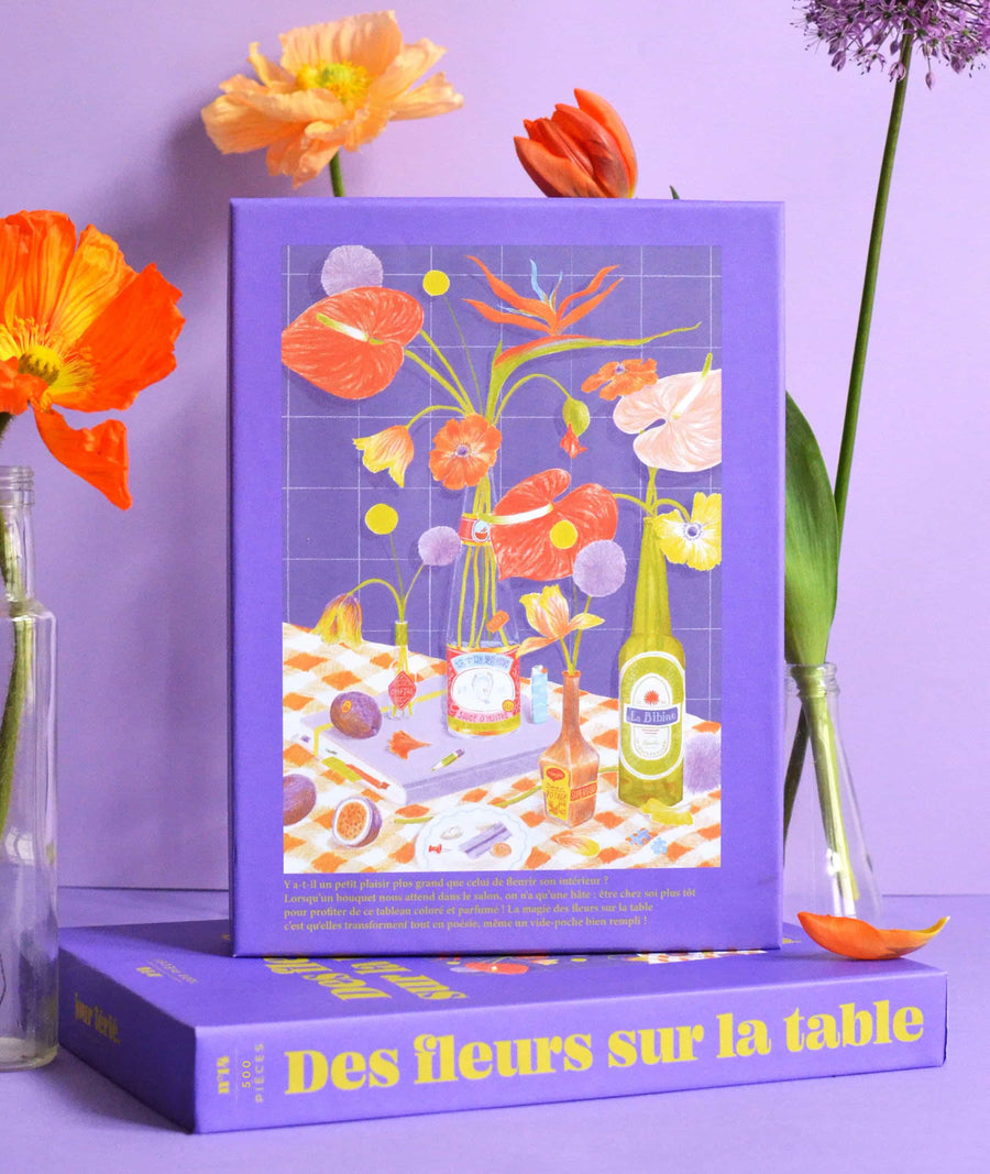 Dėlionė. Des fleurs sur la table