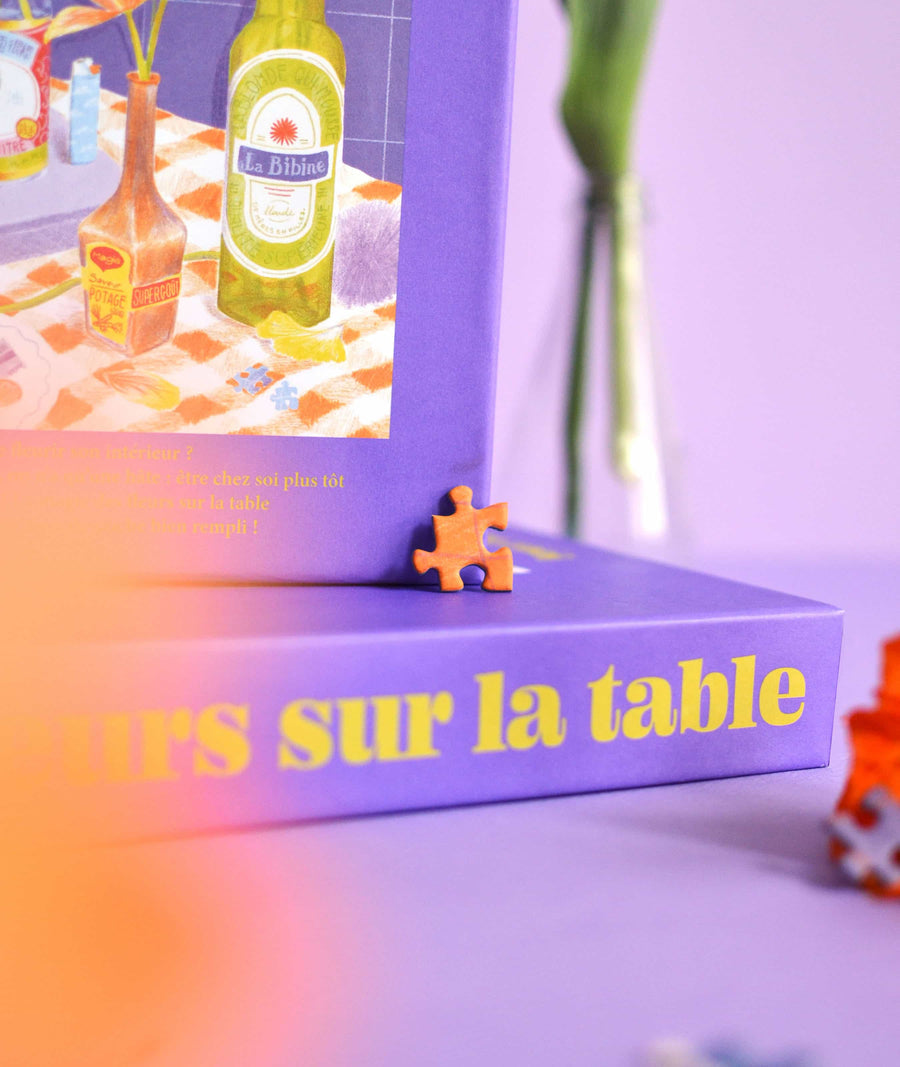 Dėlionė. Des fleurs sur la table